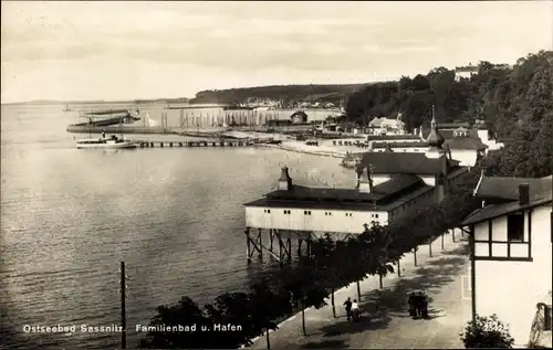 Ak Sassnitz Insel Rügen,  Familienbad und Hafen