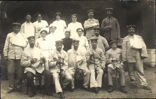 Foto Ak Saarbrücken im Saarland, Lazarett, Krankenschwestern, verwundete Soldaten