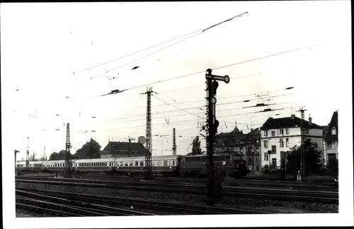 Foto Unbekannter Ort, Eisenbahn in einem Bahnhof, Gleisseite, Personenzug