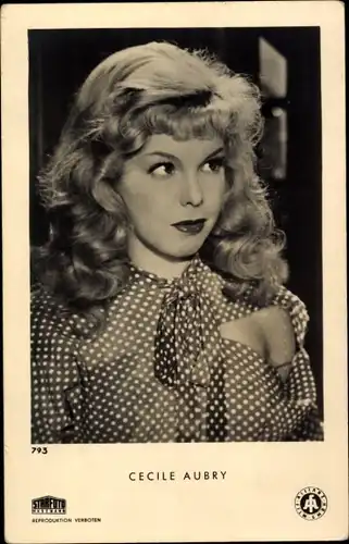 Ak Schauspielerin Cecile Aubry, Portrait