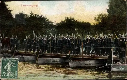 Ak Flussübergang, Deutsche Soldaten in Uniformen