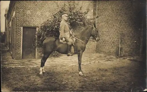Foto Ak Deutscher Soldat in Uniform auf einem Pferd
