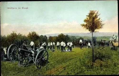 Ak Deutsche Soldaten in Uniformen, Artillerie im Biwak, Geschütze