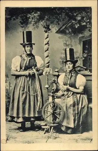 Ak Wales, Zwei Frauen in Waliser Volkstracht, Spinnrad