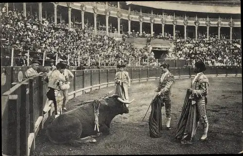 Ak Corrida de Toros, La puntilla, Stierkampf, Arena