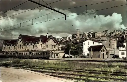 Ak Puigcerda Katalonien, Estación, Blick vom Bahnhof auf die Stadt, Zug, Hotel