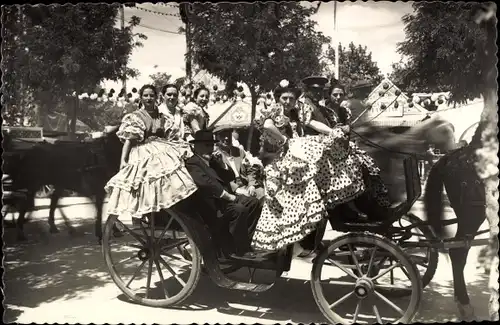 Ak Sevilla Andalusien, Feria de Abril, Grupo de Flamencas, Spanier in Trachten