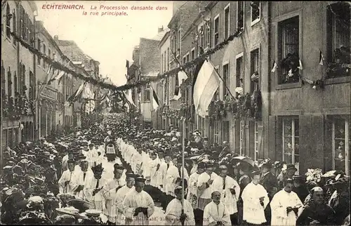Ak Echternach Luxemburg, La Procession dansande dans la rue principale