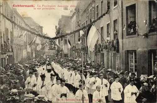 Ak Echternach Luxemburg, La Procession dansante dans la rue principale