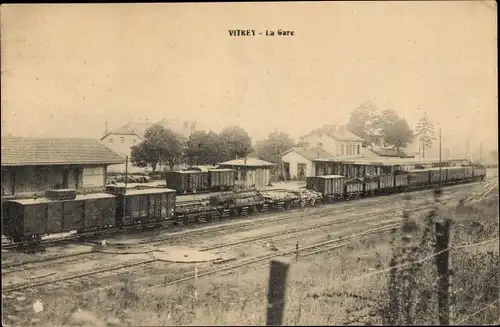 Ak Vitrey Haute Saône, La Gare, Güterwagen