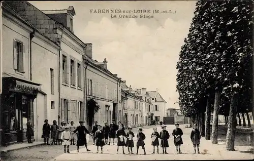 Ak Varennes sur Loire Maine et Loire, La Grande Place, KInder