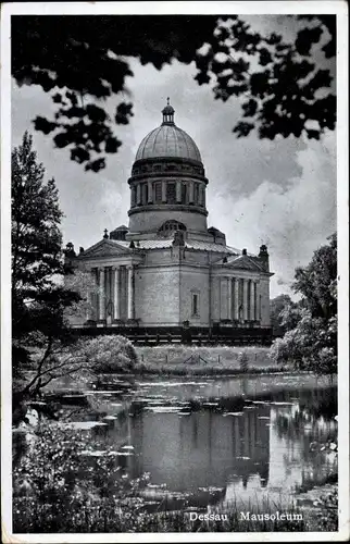 Ak Dessau in Sachsen Anhalt, Blick vom Wasser auf das Mausoleum