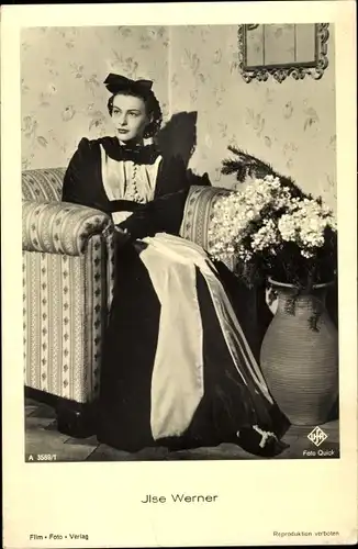 Ak Schauspielerin Ilse Werner, Portrait, Sessel, Blumen