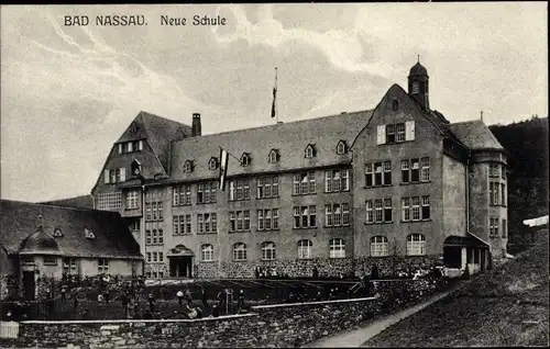 Ak Nassau an der Lahn, Neue Schule, Kinder auf dem Spielplatz