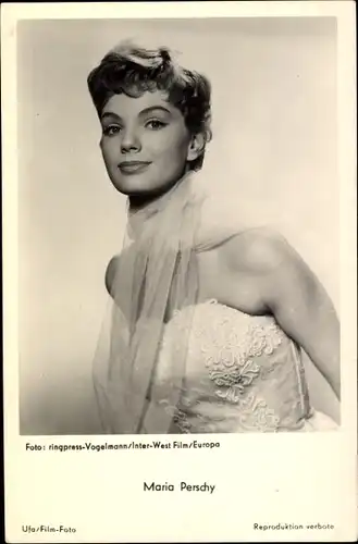 Ak Schauspielerin Maria Perschy, Portrait, Schal