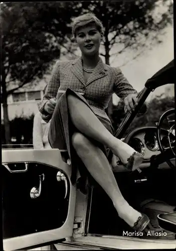 Ak Schauspielerin Marisa Allasio, Portrait auf Auto