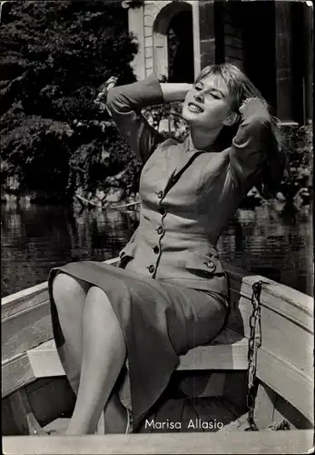 Ak Schauspielerin Marisa Allasio, Portrait im Boot