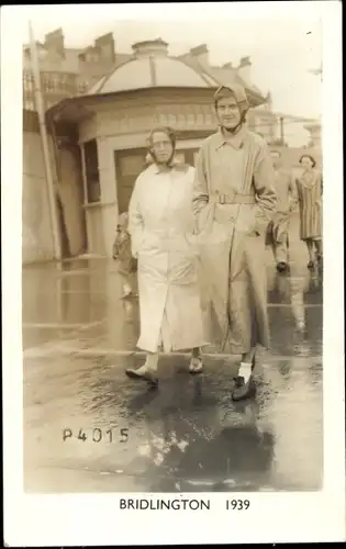 Ak Bridlington East Riding of Yorkshire, überschwemmte Straße, Passanten, 1939