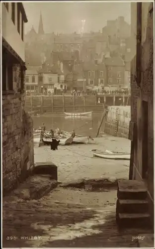 Ak Whitby North Yorkshire England, Stadtansicht, Partie am Hafen, Boote