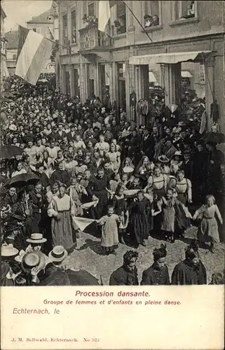 Ak Echternach Luxemburg, Procession dansante, Groupe de femmes et d'enfants en pleine danse