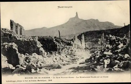 Ak Saint Pierre Martinique, Ruines, La Rue Victor Hugo, La Montagne Pelee