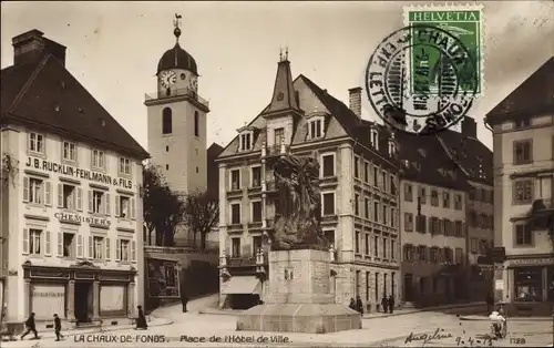 Ak La Chaux de Fonds Kanton Neuenburg, Place de l'Hotel de Ville