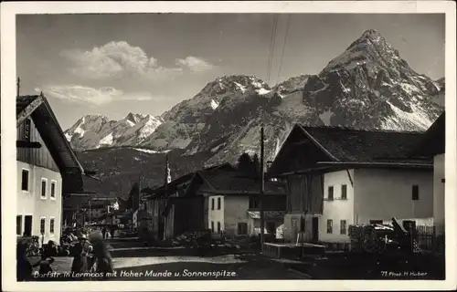 Ak Lermoos in Tirol, Dorfstraße, Hoher Munde und Sonnenspitze