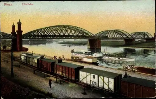 Ak Riesa an der Elbe Sachsen, Elbbrücke, Dampfer, Güterwaggons, Bahnstrecke