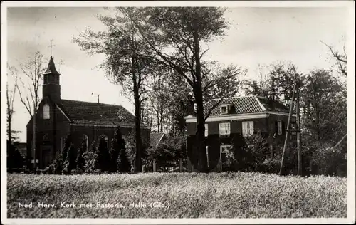 Ak Halle Gelderland, Ned. Herv. Kerk met Pastorie