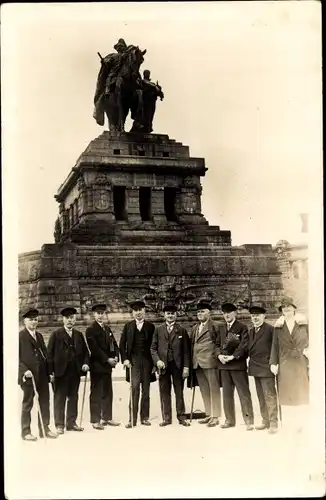 Foto Ak Koblenz am Rhein, Memorial of German Unity, Gruppenfoto