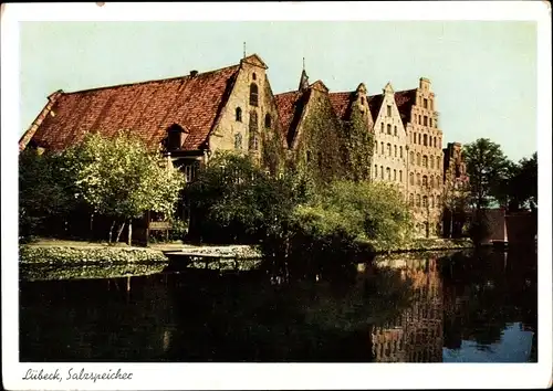 Ak Lübeck in Schleswig Holstein, Blick über das Wasser zum Salzspeicher