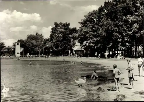 Ak Neustadt Glewe in Mecklenburg, Gast und Gaststätte, Uferpartie, Badegäste