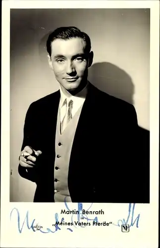 Ak Schauspieler Martin Benrath, Portrait mit Zigarette, Meines Vaters Pferde, Autogramm
