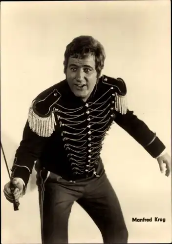 Ak Schauspieler Manfred Krug in Husarenuniform, Säbel, Fünf Patronenhülsen