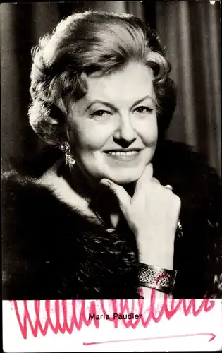 Ak Schauspielerin Maria Paudler, Portrait im Pelz, lachend, Autogramm
