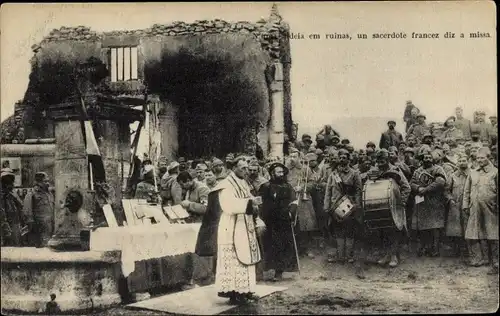 Ak Französische Soldaten beim Gottesdienst vor einer Hausruine, I WK