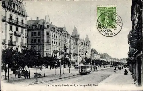 Ak La Chaux de Fonds Kanton Neuenburg, Rue Leopold Robert, Straßenbahn