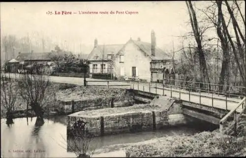 Ak La Fère Aisne, L'ancienne route du Pont Capron, Brücke