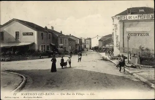 Ak Martigny les Bains Lothringen Vosges, Une Rue du Village