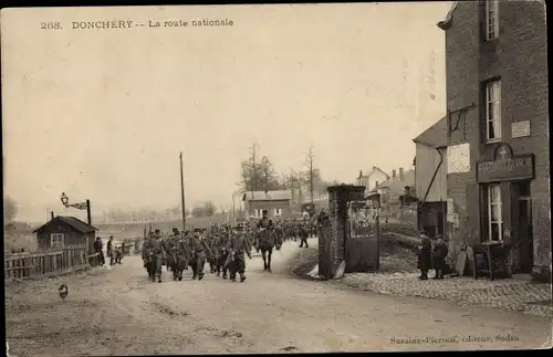 Ak Donchery Ardennes, La route nationale, franz. Soldaten