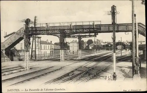 Ak Saintes Charente-Maritime, La Passerelle de l'Avenue Gambetta