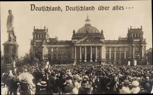 Ak Berlin Tiergarten, Menschenansammlung vor dem Reichstag, Kriegsbeginn, I. WK. NPG 4840