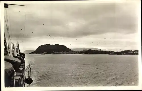 Ak Ålesund Aalesund Norwegen, Dampferfahrt, Blick zur Küste, Möwen