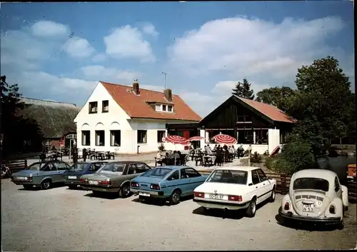 Ak Eutin in Ostholstein,  Forsthaus am Ukleisee, Terrasse, Parkplatz, Autos