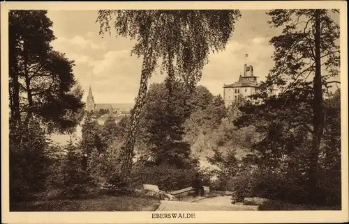 Ak Eberswalde in Brandenburg, Blick durch einen Park zur Kirche, Mann auf einer Parkbank