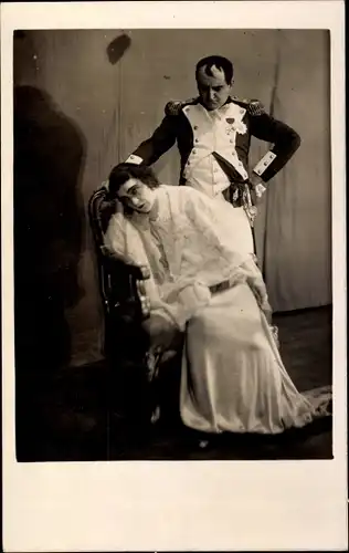 Foto Ak Napoleon mit geliebter Frau, Schauspieler, Theaterszene
