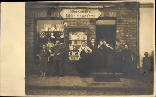 Foto Ak Unbekannter Ort, Personen vor einer Handlung für Bilderrahmen