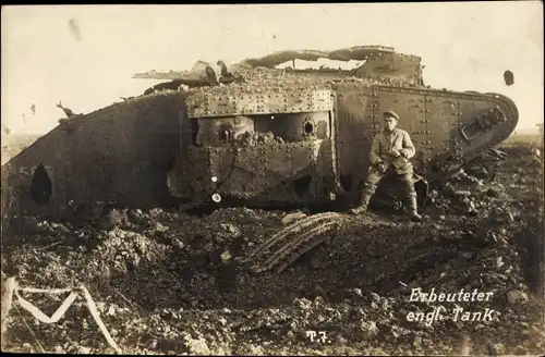 Foto Ak Erbeuteter englischer Tank, Soldat vor einem Panzer, I WK