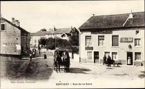 Ak Xertigny Vosges, Rue de la Gare, Epicerie Tissus, Kutsche