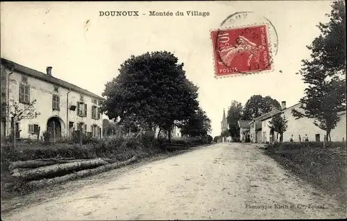 Ak Dounoux Lothringen Vosges, Montee du Village